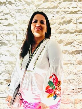 crown & ivy White Embroidered Balloon Sleeve Top with Multicolor Parrot Detail